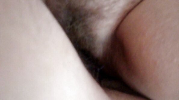 หมอ MILF ร้อนแรงกำลังได้รับกระเจี๊ยวในหีแน่นของเธอ