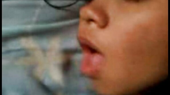 ความงามได้รับกระเจี๊ยวในปากยิ้มของเธอบนโซฟา