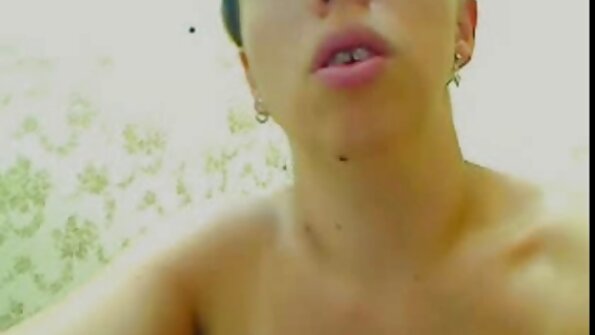 สีบลอนด์ busty ที่มีถุงน่องเป็นระยำบนโต๊ะ