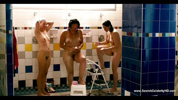สีน้ำตาลร้อนได้รับสองจู๋ภายในของเธอใน Threesome