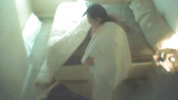 สมองที่มีตูดใหญ่กำลังเลื่อนขึ้นและลงกระเจี๊ยวแข็ง