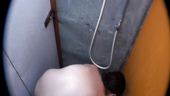 ผมบลอนด์ที่มีผมหยิกยาวกำลังระยำอย่างหนัก