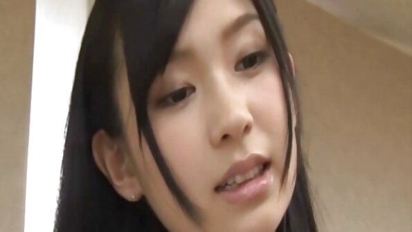 ผมสีน้ำตาล กับ อึ๋มคนตะกี๊ หัวนม masturbates ในขณะที่ รออยู่ สำหรับ เธอ คน